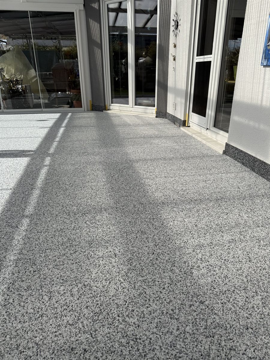 Dieselbe Terrasse nach der Verlegung eines grauen Steinteppichs